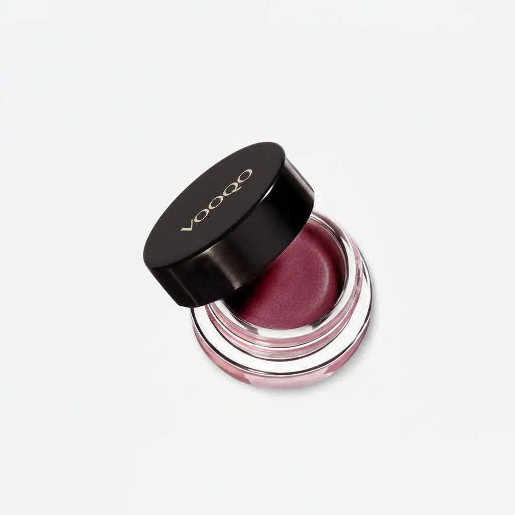 Voodoo cream blush într-un borcan elegant din sticlă neagră și transparentă cu finisaj lucios
