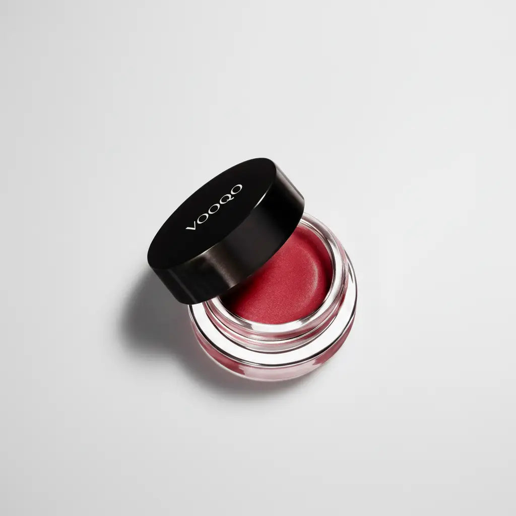 Voodoo cream blush rosu in borcan de sticla transparent cu capac negru pentru un look natural si fresh