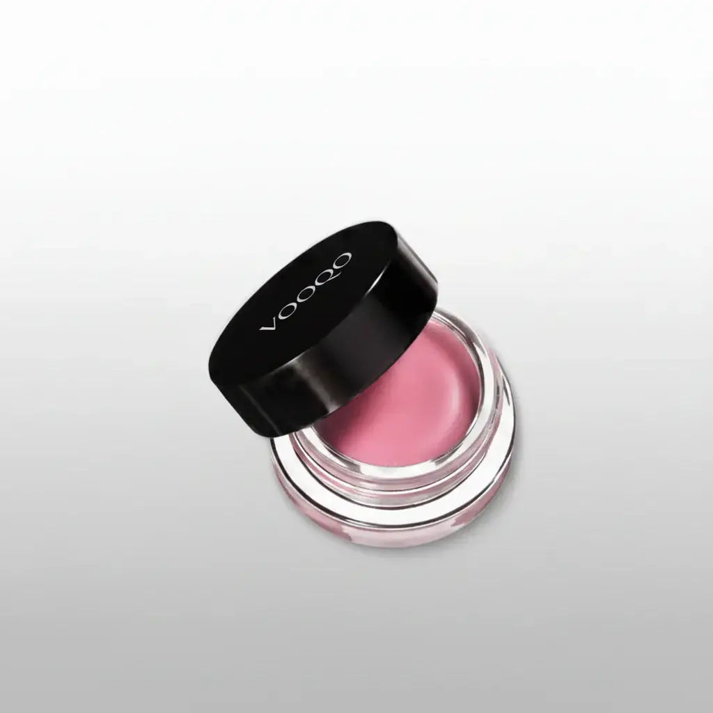 Un borcan elegant negru și transparent cu capac lucios care conține un cream blush roz moale