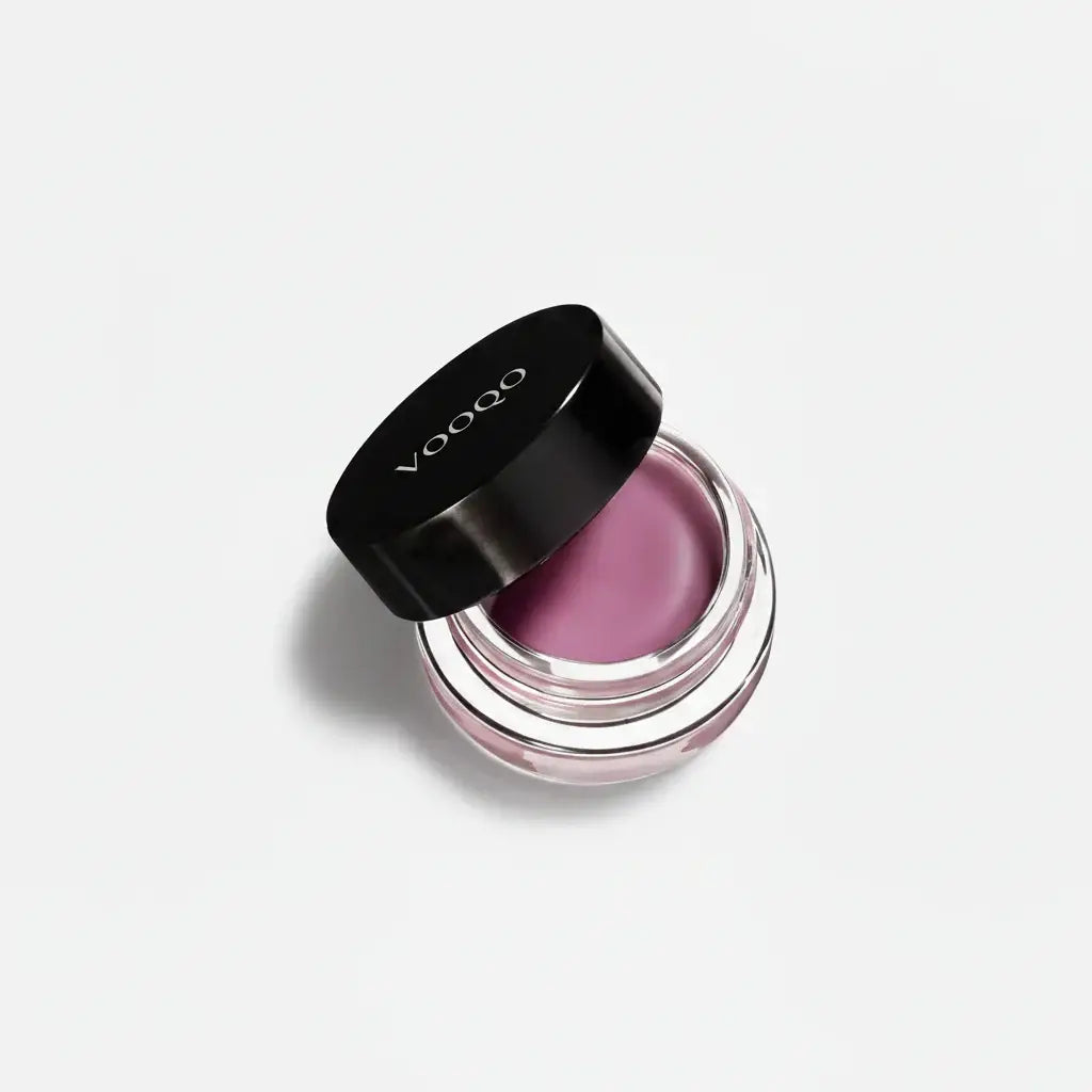 Un blush cremos mov fin într-un borcan de sticlă cu capac negru elegant și logo vooco argintiu