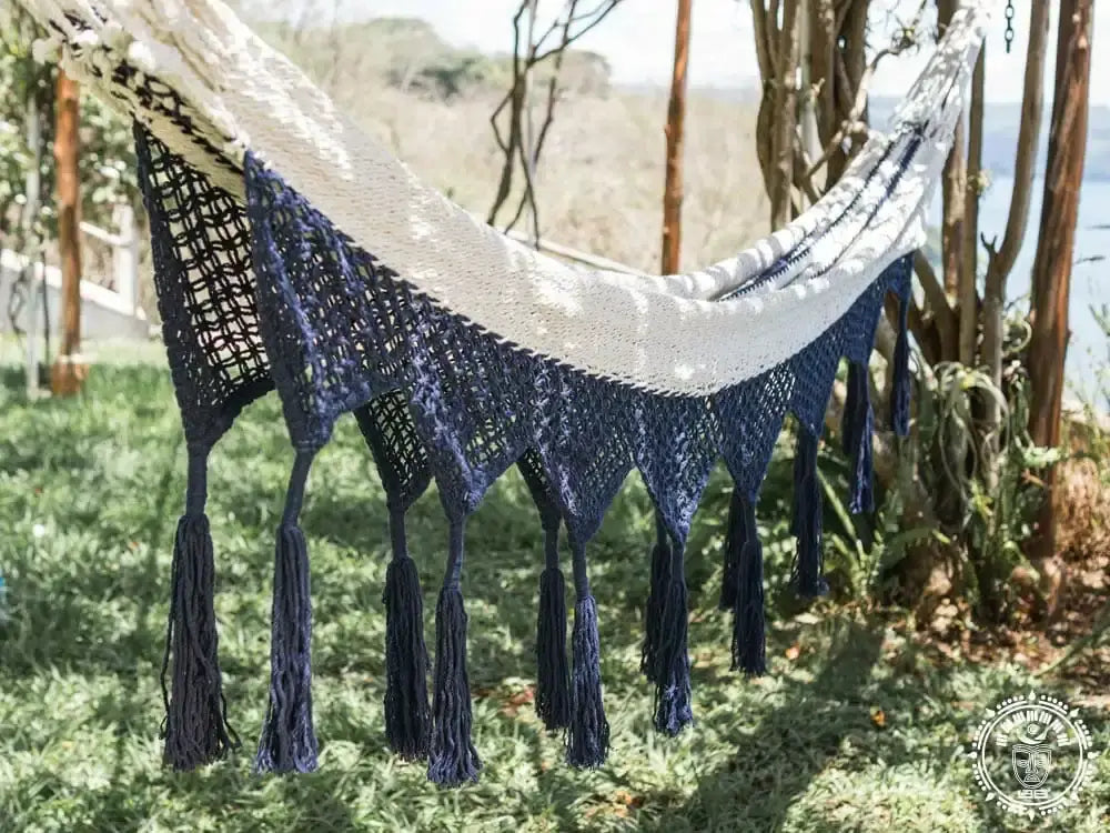 Hamac xl deluxe santa clara în albastru închis și crem, croșetat cu franjuri, ideal pentru relaxare acasă les hamacs