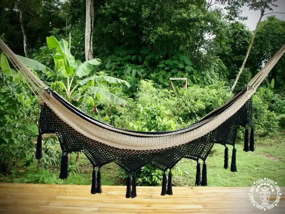 Hamac xl deluxe santa clara negru si bej din macrame cu ciucuri pentru relaxare comfortabila les hamacs