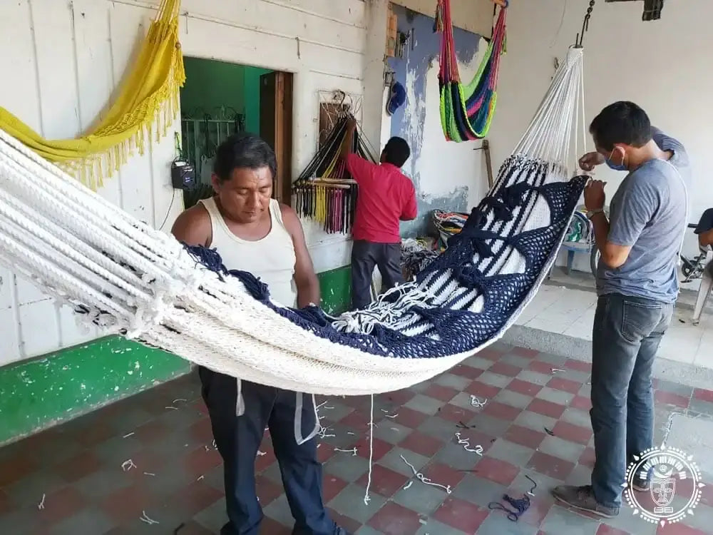 Hamac xl deluxe santa clara cu model tesut bleumarin și alb, margini franjurate și curele rezistente din frânghie
