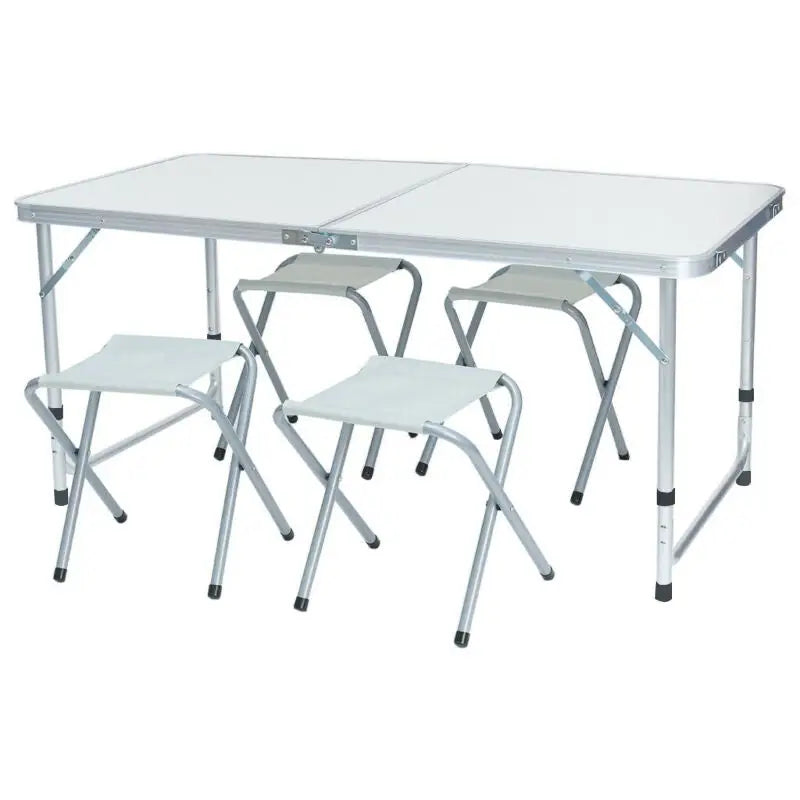 Masa pliabilă din aluminiu argintiu cu blat alb și patru scaune pliabile potrivite pentru camping