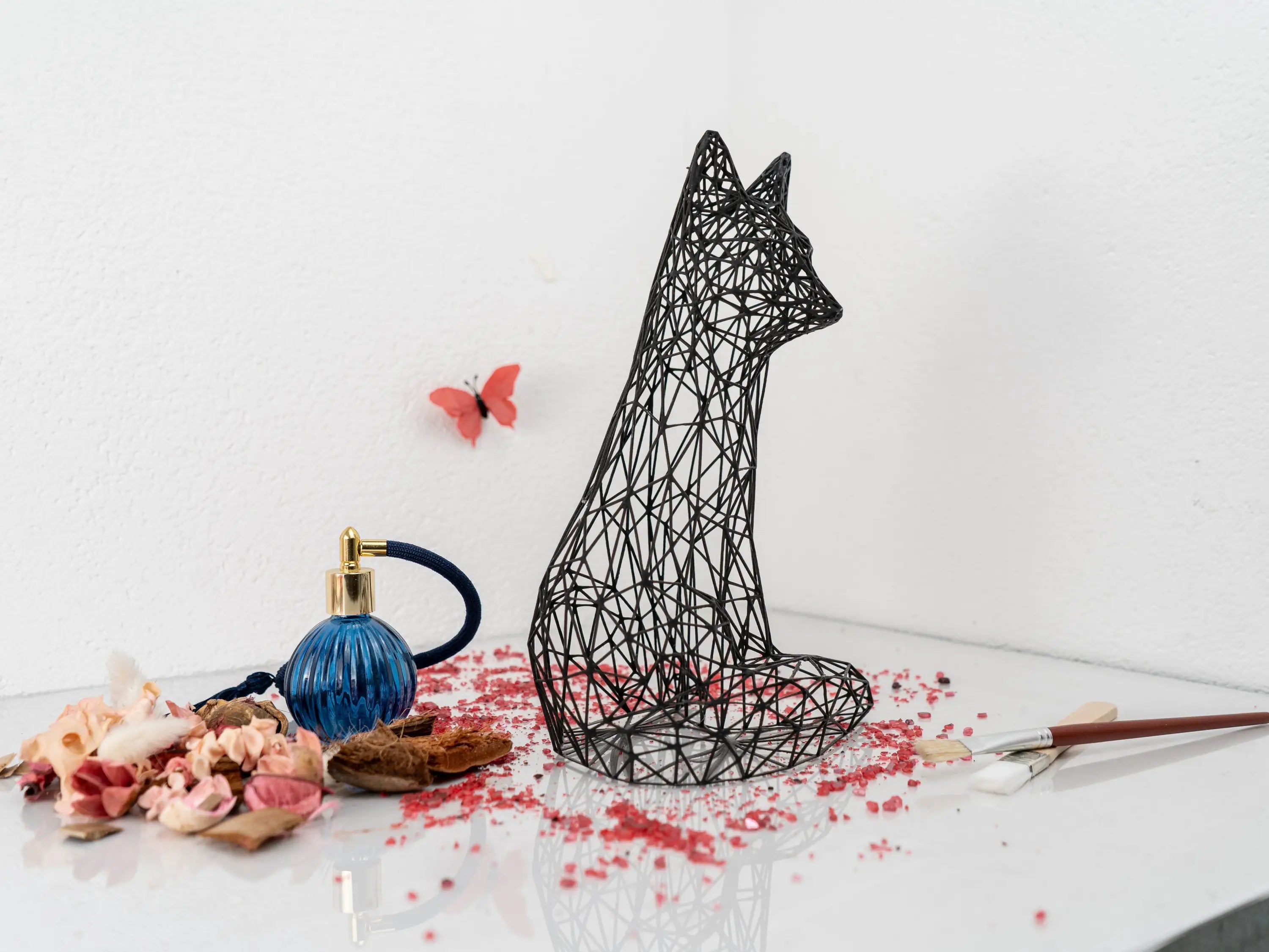 Modern fox sculpture negru din sârmă cu design geometric și aspect de plasă, o fox sculpture modernă ideală pentru decor