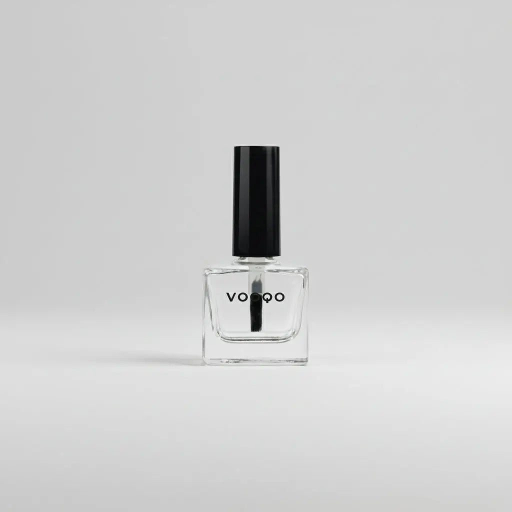 Sticlă transparentă de lac de unghii vooqo cu capac negru și pensulă pentru nail top coat fără cele mai nocive chimicale