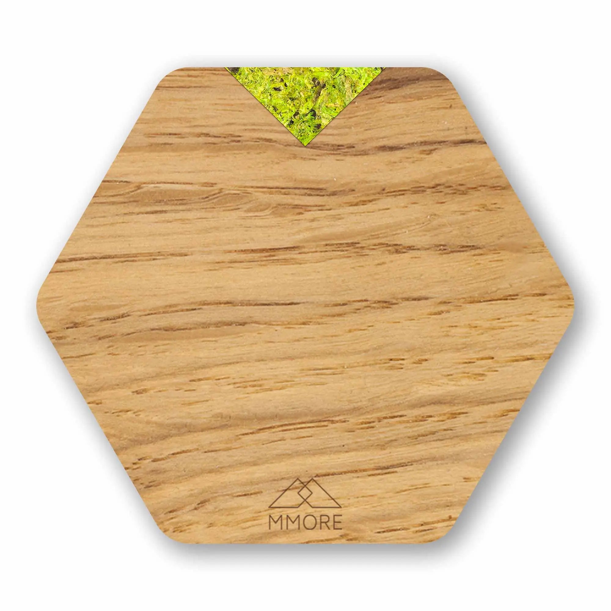 Set de 4 wooden coasters hexagonale din stejar cu accent de muschi verde și logo mmore gravat în centru