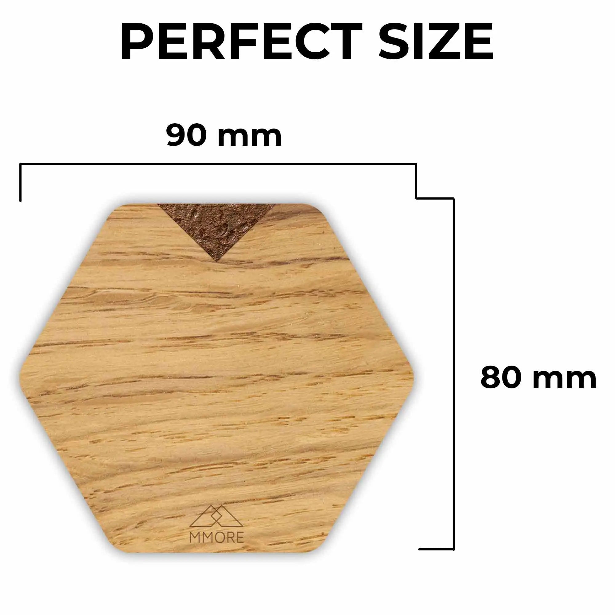 Set de 4 wooden coasters hexagonale din stejar cu finisaj maro deschis si accent triunghiular inchis plus logo gravat mmore