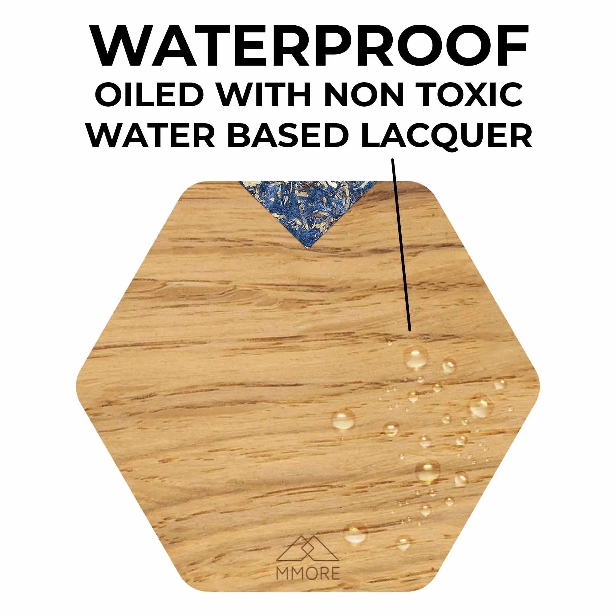 Set de 4 coasters din lemn personalizate cu finisaj natural maro deschis si colt de material albastru modelat