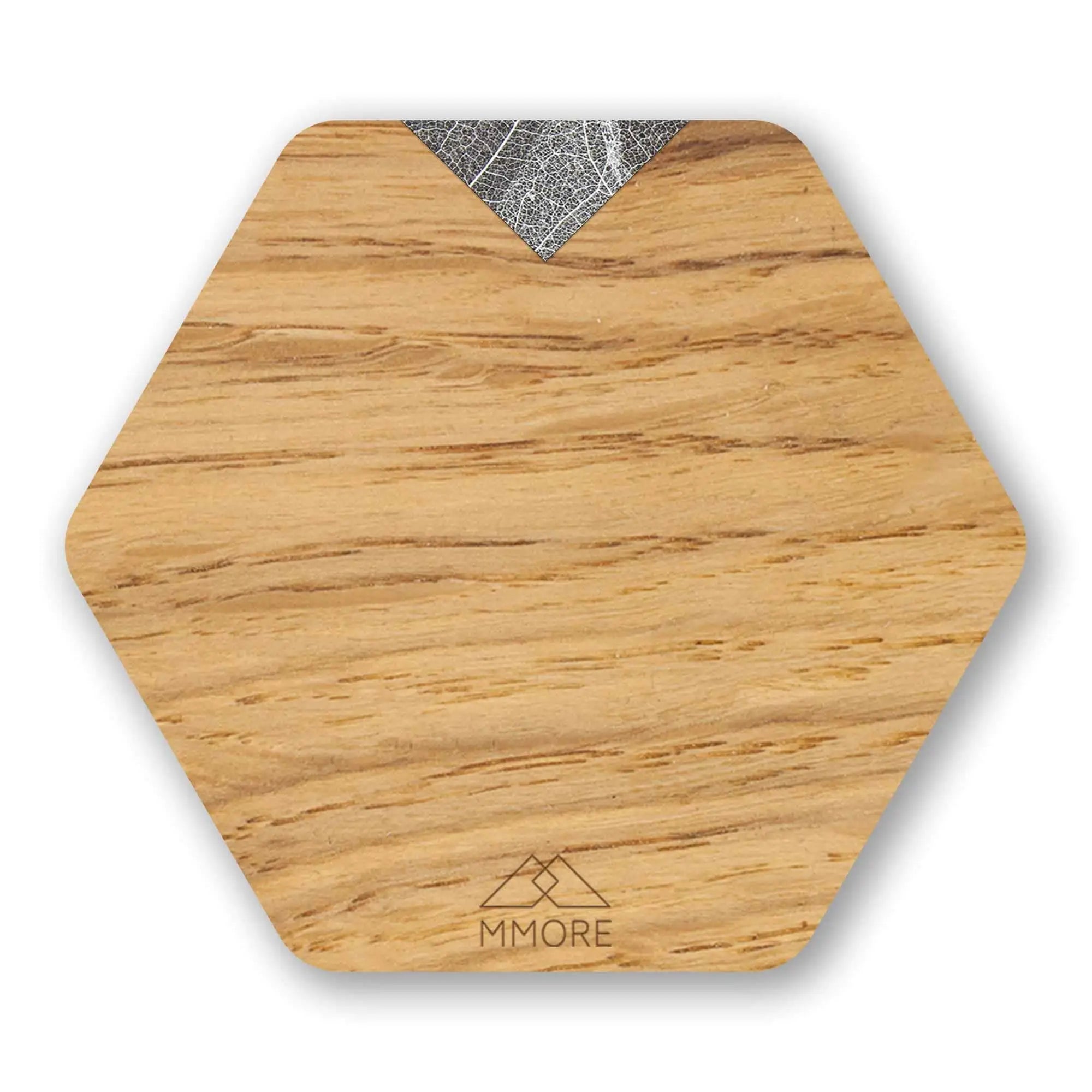 Set de 4 suporturi de pahare din lemn stejar modele hexagonale cu design argintiu in centrul suporturilor si logo gravat mmore