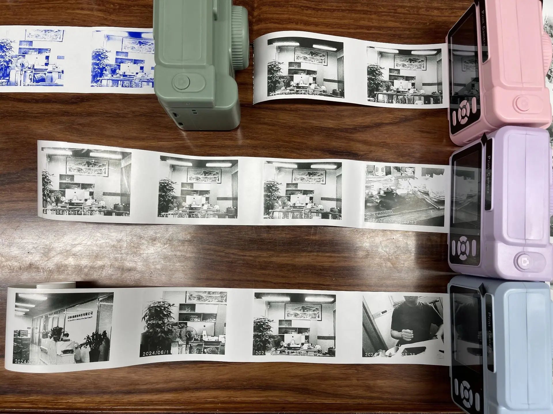 Vu-tek d15 cameră foto instant pentru copii cu imprimare termică alb-negru afișând benzi continue de poze retro pastel
